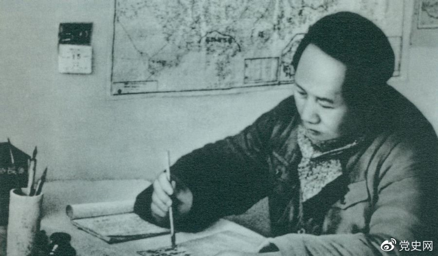 1946年11月18日，毛泽东在起草的给各中央局的指示中，第一次将“自卫战争”称为“人民解放战争”。图为毛泽东在延安枣园窑洞。