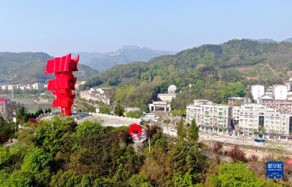 　　这是鄂豫皖苏区首府革命博物馆附近的英雄山上的“红旗飘飘”主题雕塑（2021年4月9日摄，无人机照片）。新华社发